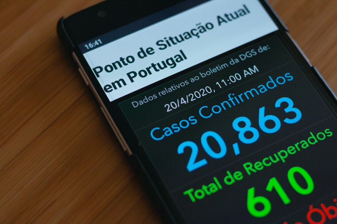 Pessoa a ler um boletim informativo num portátil