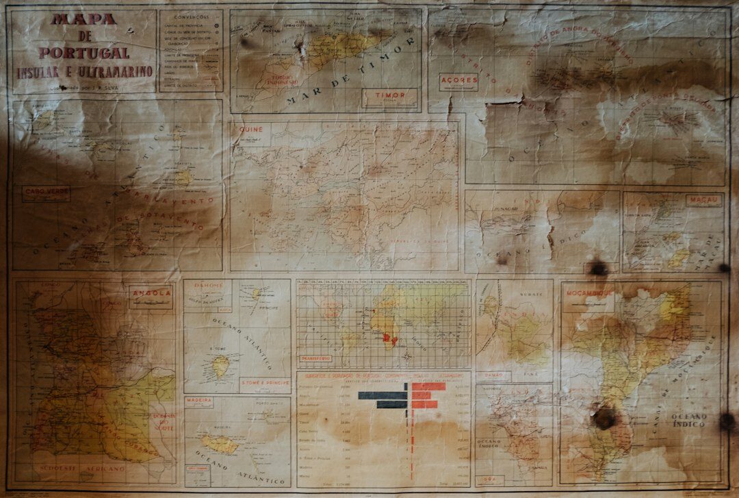 Mesa de trabalho com documentos e mapas de investigação